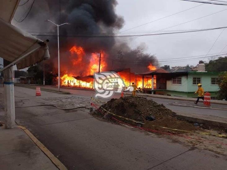 Tras incendio se consume mueblería en Tuxpan