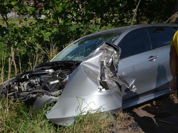 Se registra accidente entre urbano y vehículo particular; deja solo daños materiales