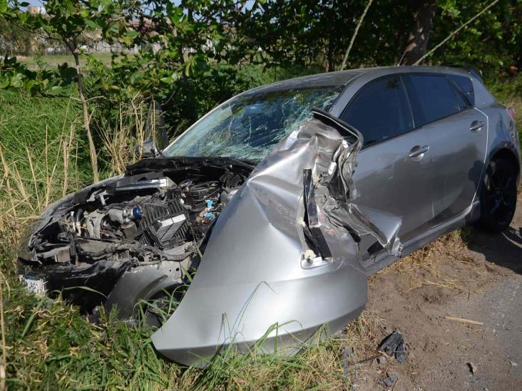 Se registra accidente entre urbano y vehículo particular; deja solo daños materiales