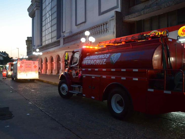 Supuesto incendio en Teatro Reforma, moviliza a bomberos