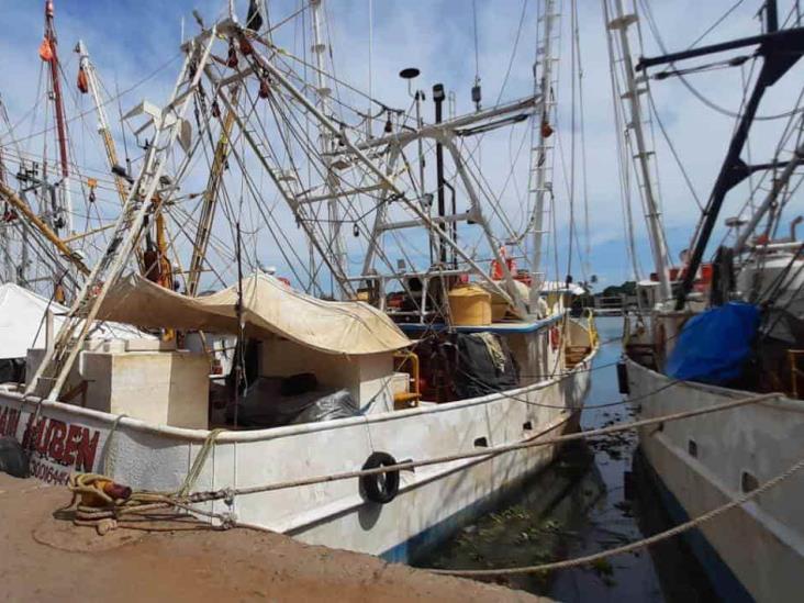 Rescatan a pescadores que naufragaron en Actopan