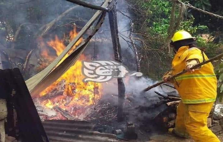 PC y Bomberos sofocan incendio en cocina de vivienda de Soconusco