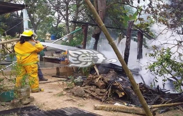 PC y Bomberos sofocan incendio en cocina de vivienda de Soconusco
