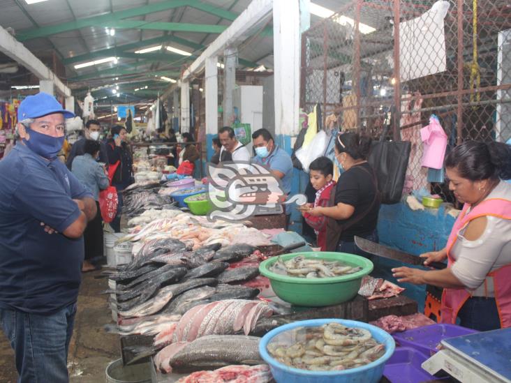 Comerciantes de mariscos en Agua Dulce reportan bajas ventas