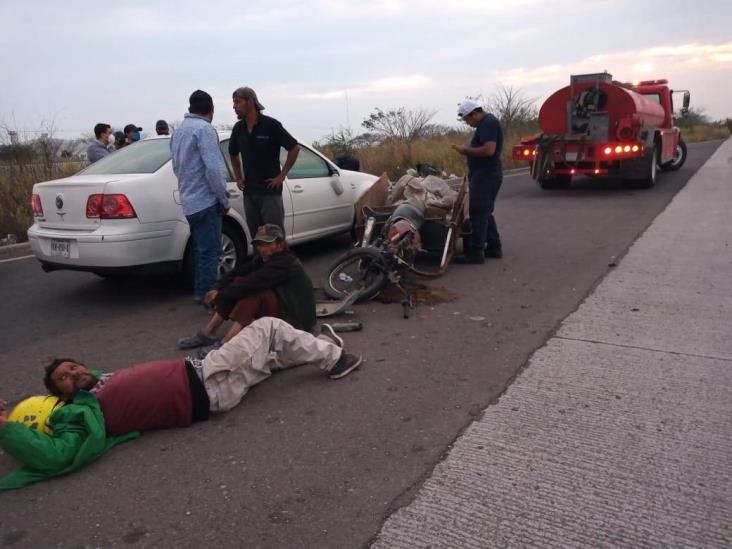 Conductor impacta a motociclista en carretera federal Veracruz-Xalapa