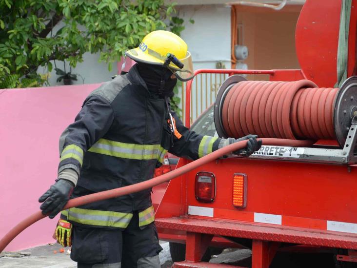 En Veracruz, bomberos apagan incendio dentro de vivienda