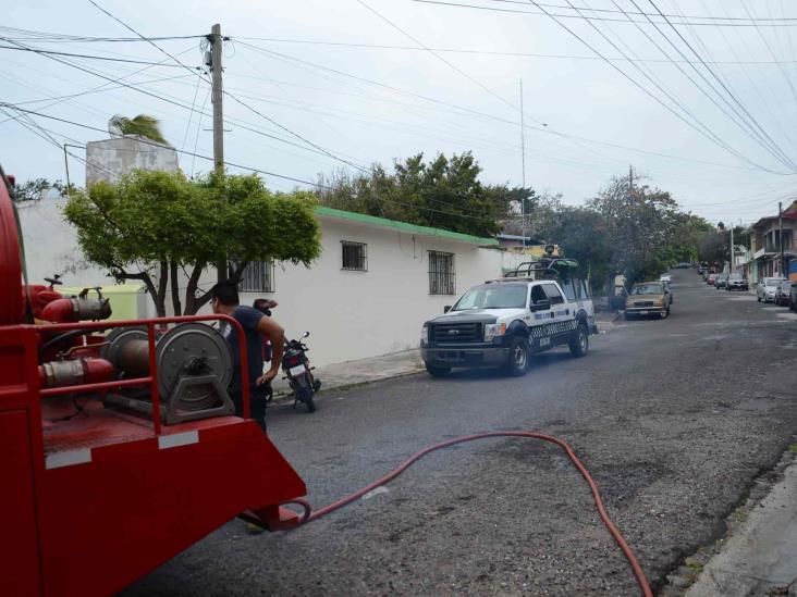 En Veracruz, bomberos apagan incendio dentro de vivienda