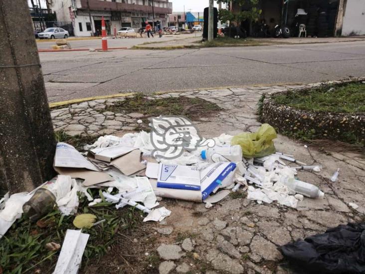 Abandonan desechos clínicos en plena vía pública en Coatzacoalcos