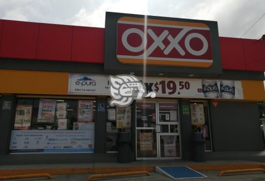 Solitario delincuente asalta sucursal de Oxxo en el Centro de Coatza