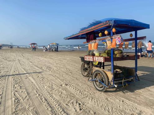 Vendedores ambulantes incumplen medidas sanitarias en playas de Tuxpan