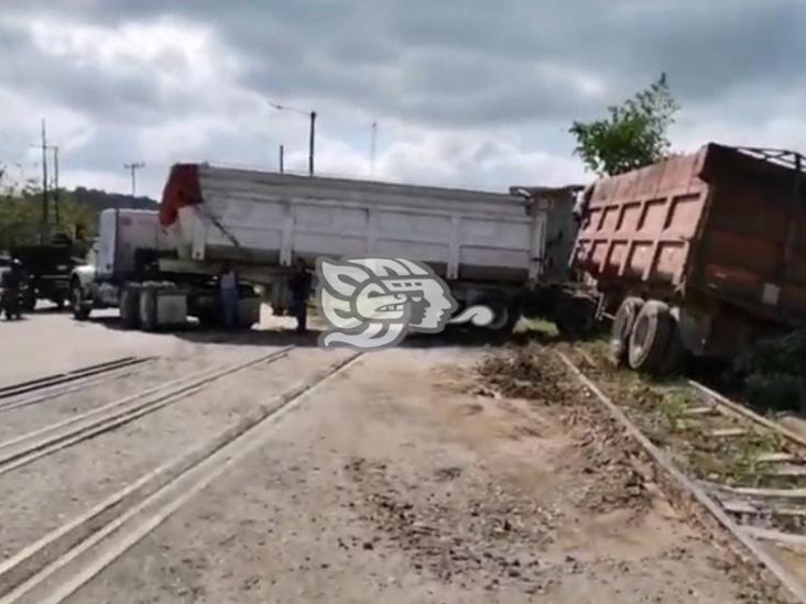 Tren embiste tráiler en comunidad de Ixhuatlán del Sureste