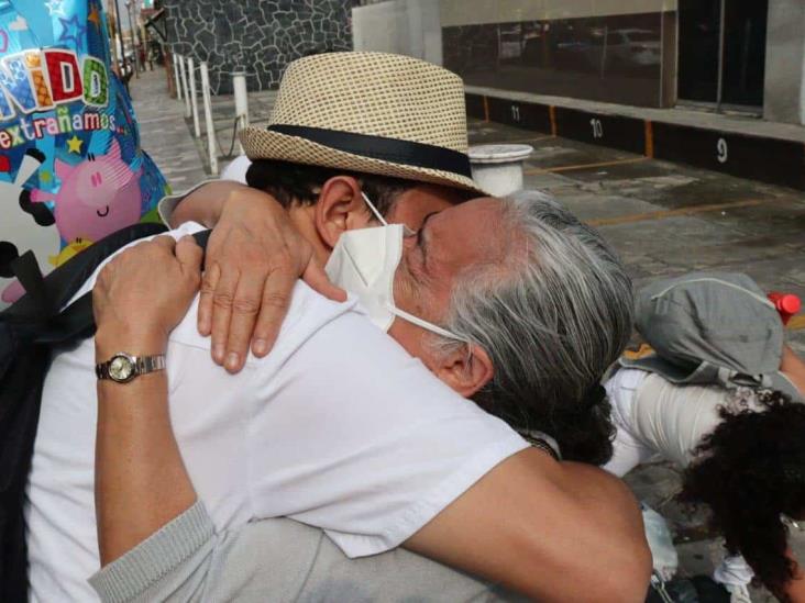 Entre lágrimas y aplausos, médicos regresan a Veracruz tras batalla en la CDMX