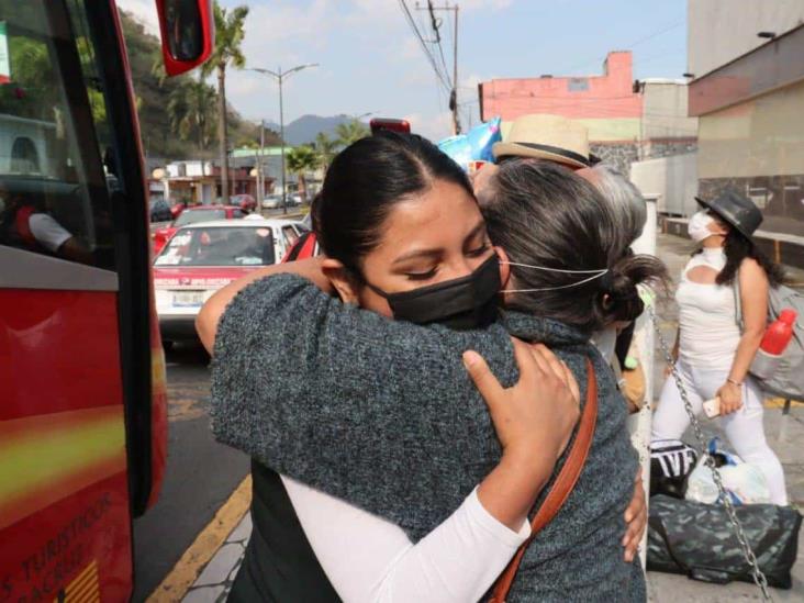 Entre lágrimas y aplausos, médicos regresan a Veracruz tras batalla en la CDMX