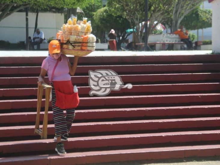 Subsisten de la venta de dulces y frituras en el centro de Coatzacoalcos