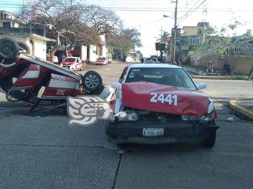 Chocan taxis en Coatzacoalcos; dos lesionados y cuantiosos daños materiales