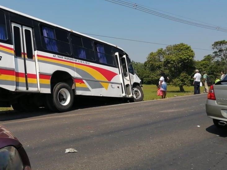 Choque entre taxi y camión en la Coatza-Mina; 4 heridos