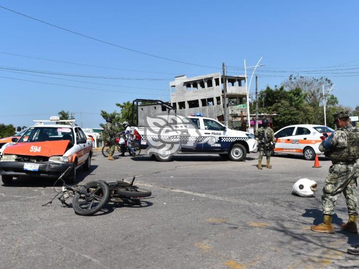 Comerciante sufre traumatismo tras accidente de motocicleta en Acayucan