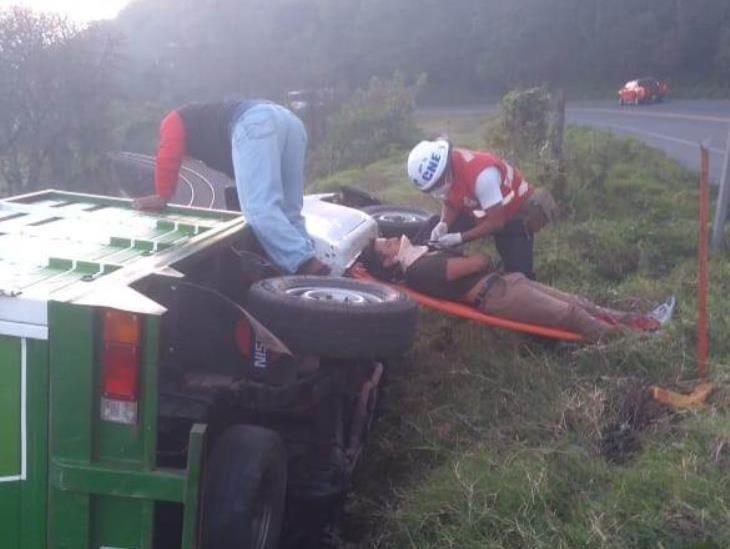 Se vuelca camioneta en carretera Xalapa-Perote; deja una persona herida