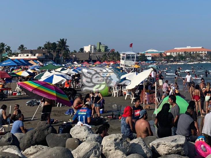 Ignorando pandemia, turistas abarrotan playas veracruzanas