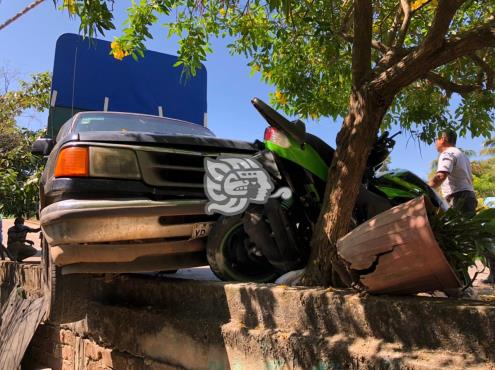 Por falla mecánica, camioneta provoca accidente en Acayucan
