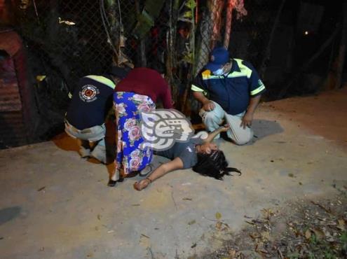 Protección Civil atiende a joven arrollada en Acayucan