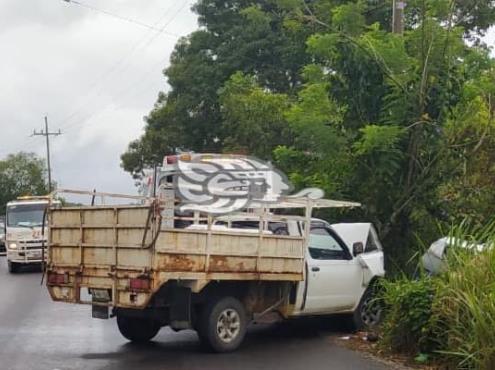 Camionetas chocan de frente en carretera Las Choapas-Cuichapa
