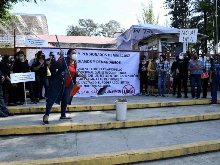 Xalapa: jubilados se manifiestan contra la aplicación de la UMA