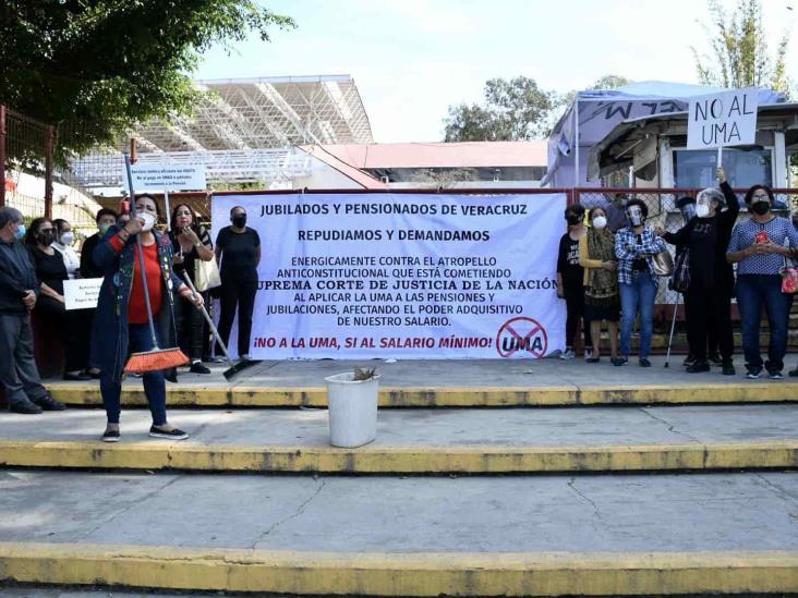 Xalapa: jubilados se manifiestan contra la aplicación de la UMA