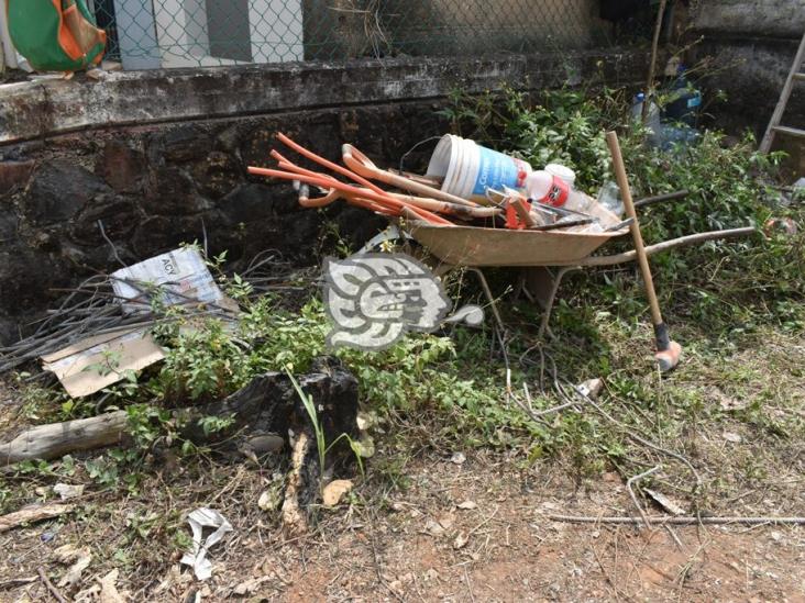 Demuelen instalaciones abandonadas del Semefo en Acayucan