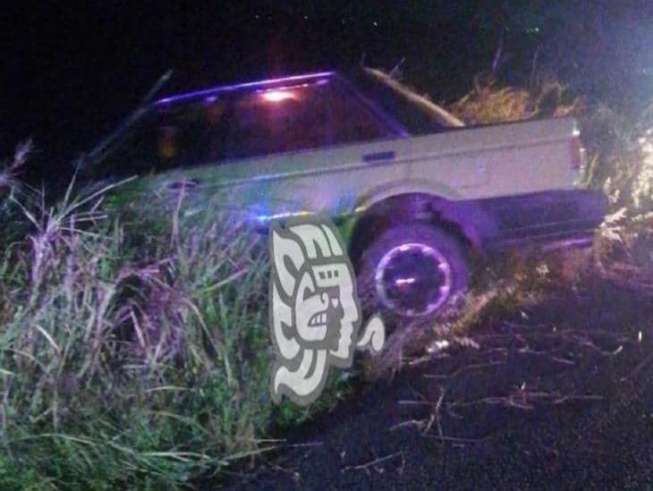 Automóvil terminó a un costado de la carretera Isla – Playa Vicente