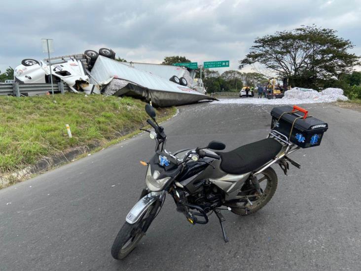 Volcadura de tráiler en Rancho Trejo deja daños materiales incuantificables