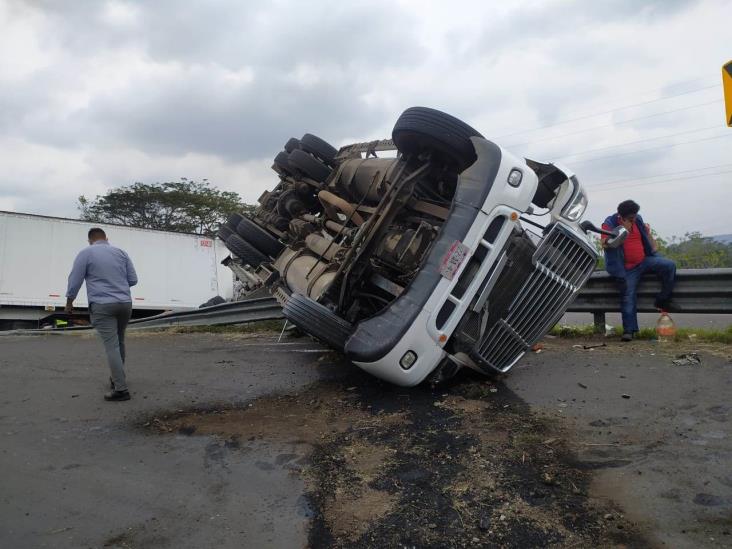 Volcadura de tráiler en Rancho Trejo deja daños materiales incuantificables