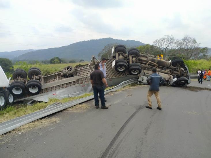 Volcadura de tráiler en Rancho Trejo deja daños materiales incuantificables