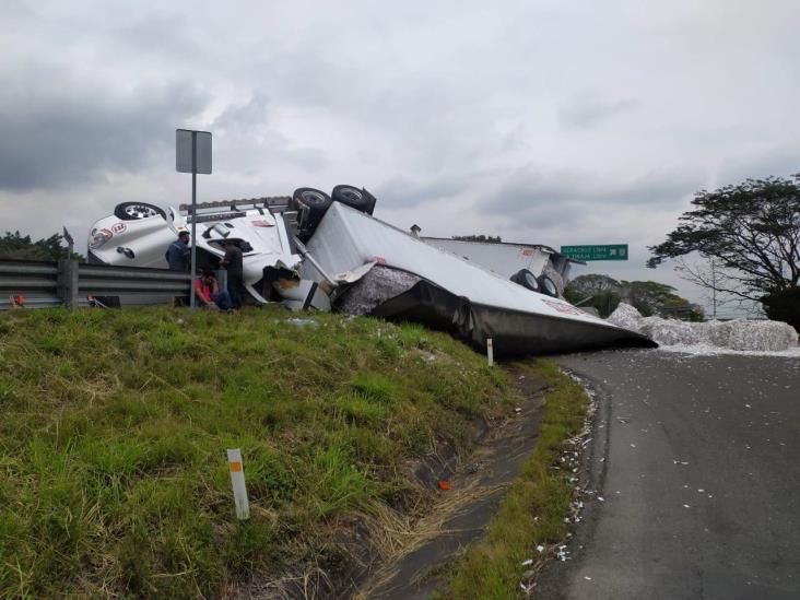 Volcadura de tráiler en Rancho Trejo deja daños materiales incuantificables