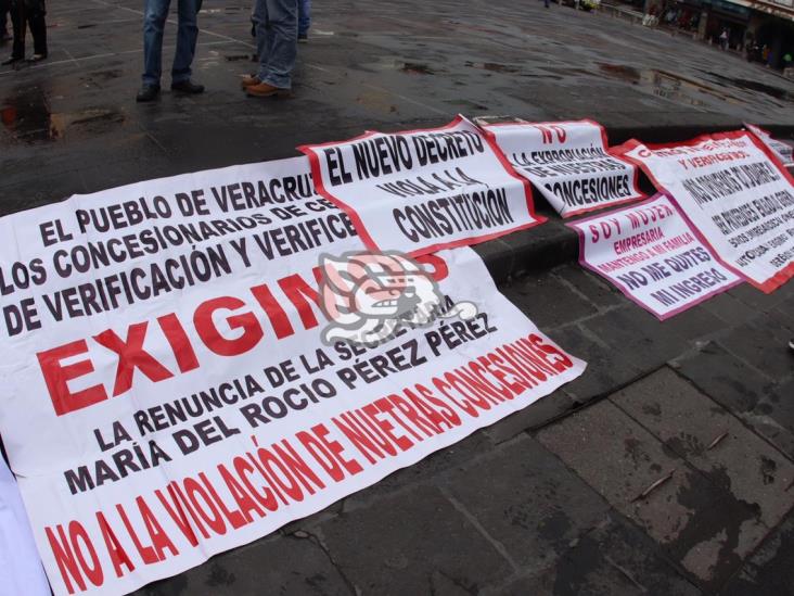 Protestan ‘con huevos’ dueños de verificentros en Veracruz