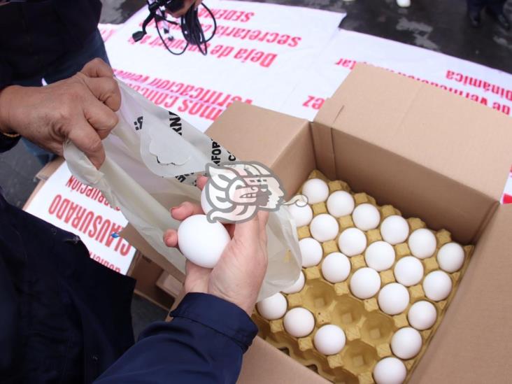 Protestan ‘con huevos’ dueños de verificentros en Veracruz
