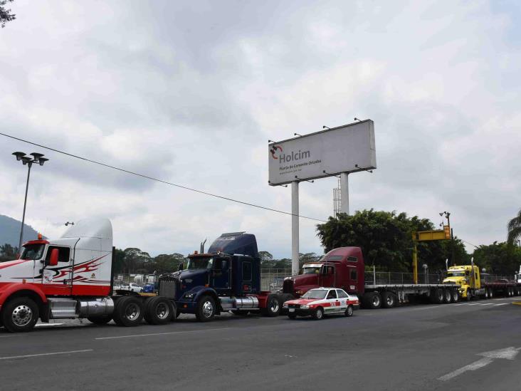 Transportistas se manifiestan contra Holcim Apasco en Ixtaczoquitlán