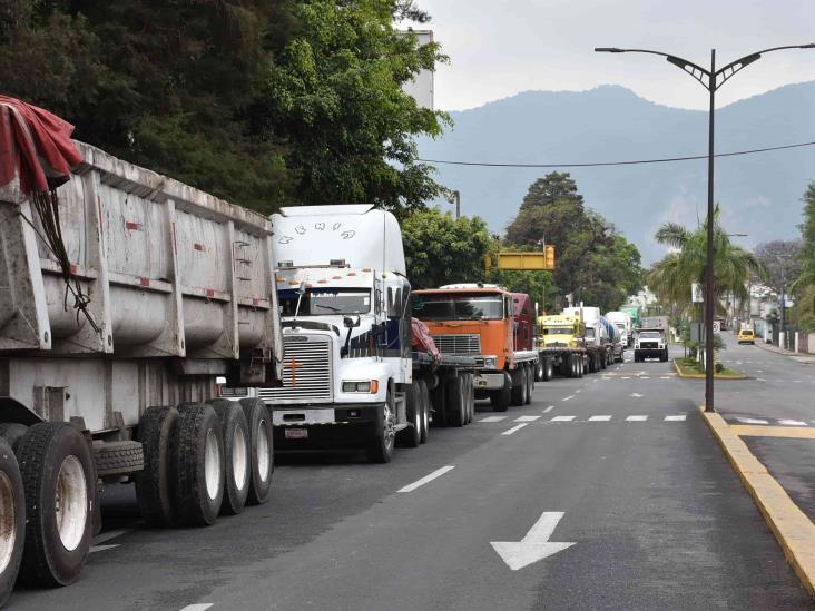 Transportistas se manifiestan contra Holcim Apasco en Ixtaczoquitlán