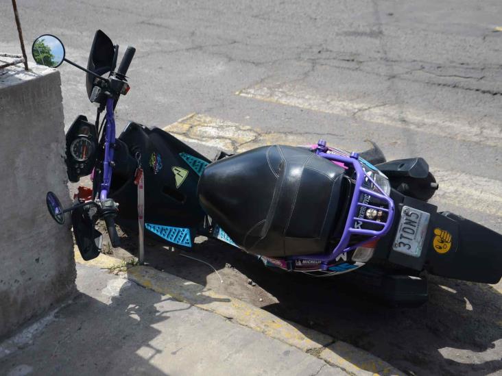 Pareja de motociclistas es impactada por conductor en calles de Veracruz