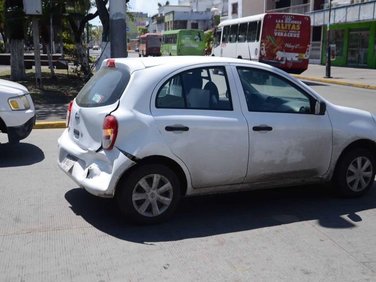 Choque entre dos unidades deja daños materiales