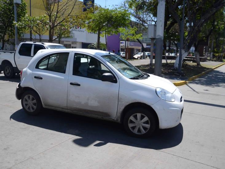 Choque entre dos unidades deja daños materiales