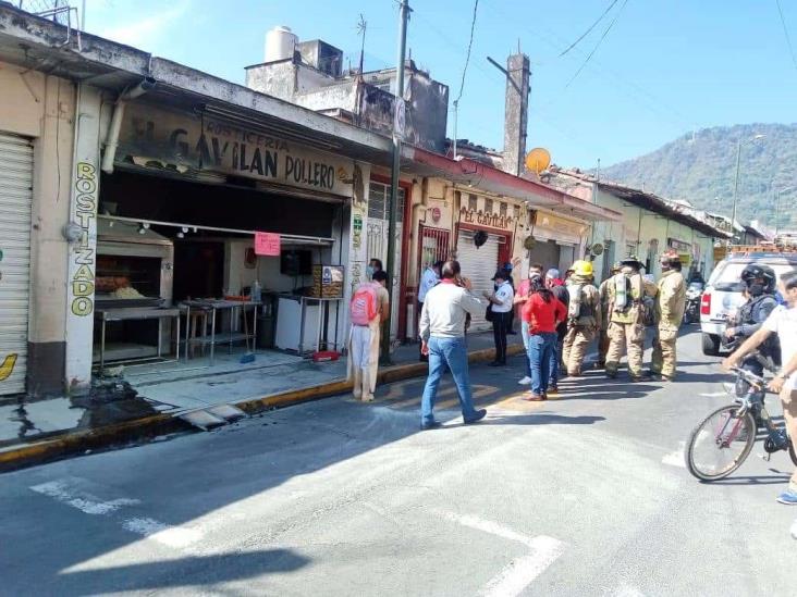 Incendio deja cuantiosos daños materiales en rosticería de Orizaba
