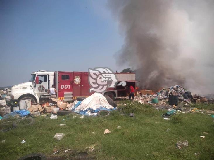 Bomberos logran controlar incendio en basurero de Las Choapas