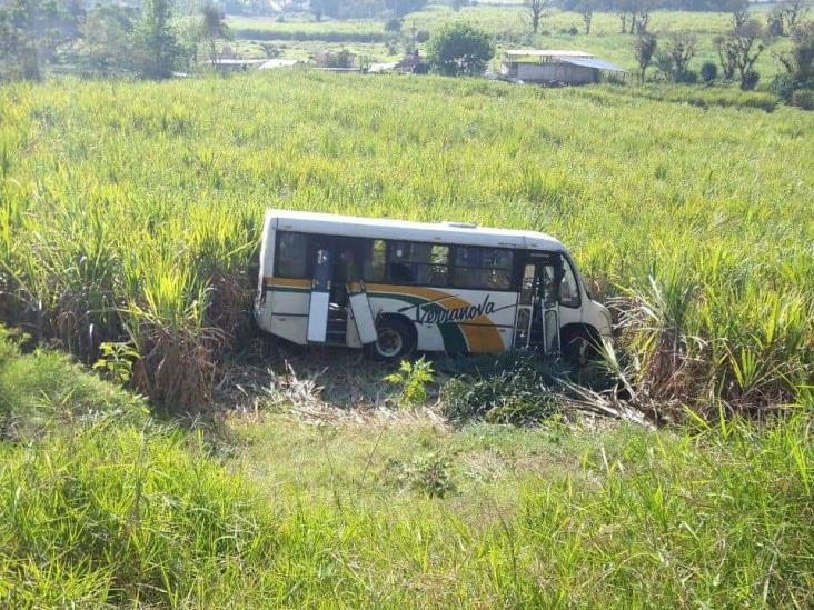 Volcadura de autobús en Tomatlán deja 10 lesionados