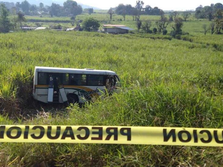 Volcadura de autobús en Tomatlán deja 10 lesionados
