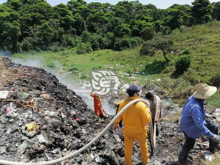 PC en Las Choapas sigue combatiendo incendio en basurero