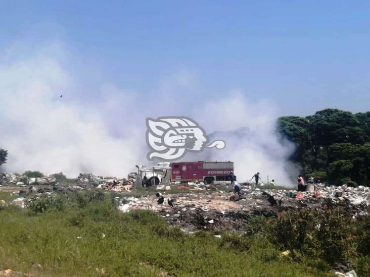 PC en Las Choapas sigue combatiendo incendio en basurero