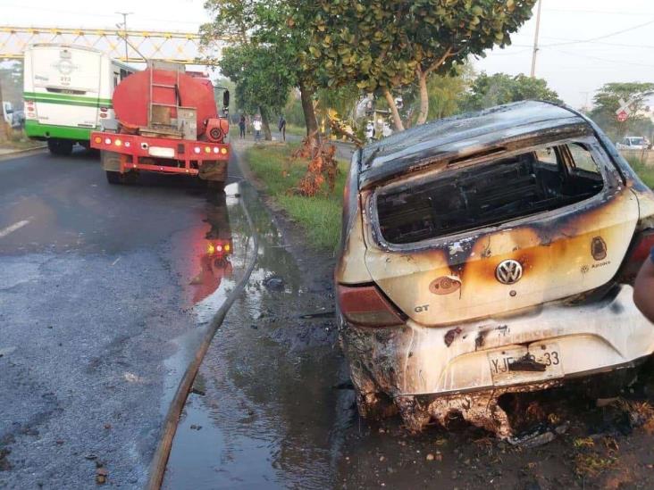 Se incendia vehículo en carretera federal 140