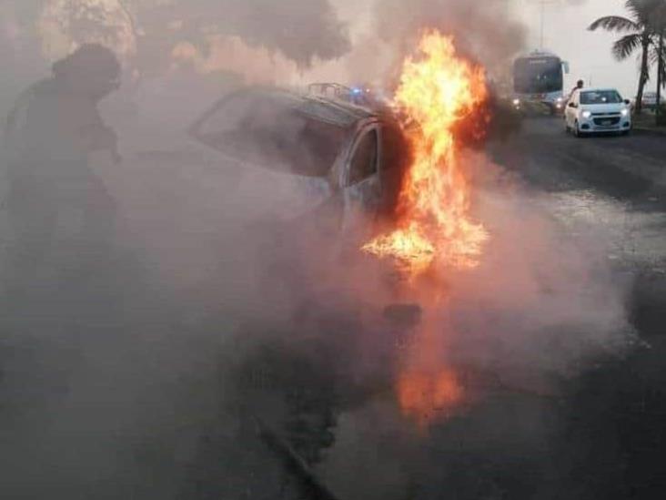 Se incendia vehículo en carretera federal 140