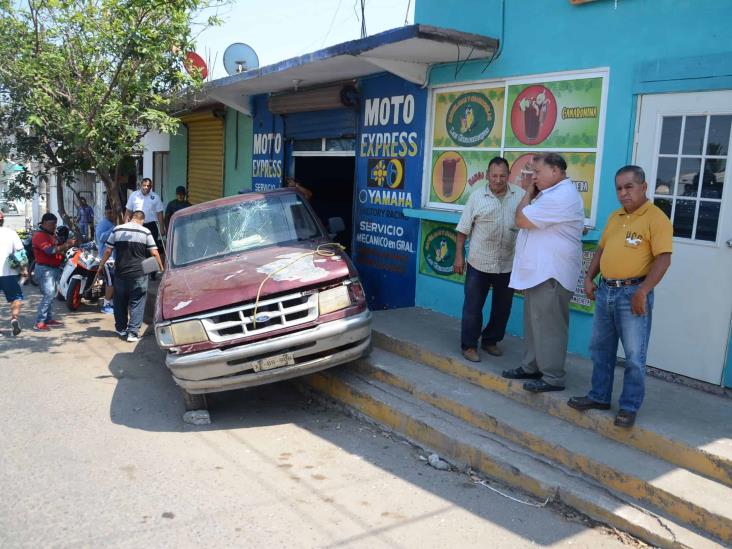 Camioneta se incrusta en fachada de negocio en Veracruz